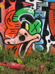 850595 Afbeelding van een graffitikunstwerk met een 'cartooneend' op een muur langs de jongerenplek Teen Spot ('De Kuil ...